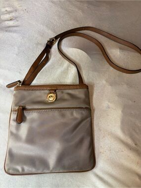 Michael Michael Kors Kempton Crossbody W Lime Inside. Callout